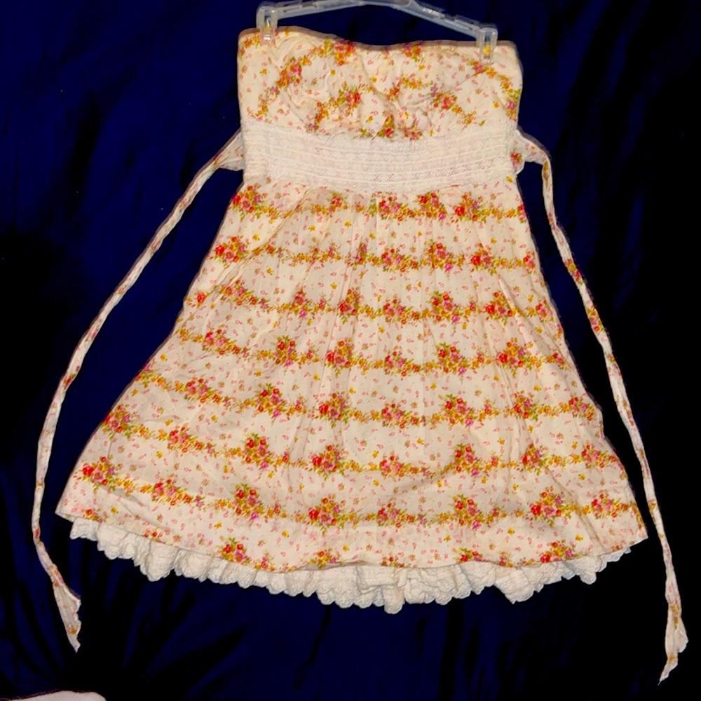 Beautiful floral spring/summer dress with tie in the back & it zips up in back